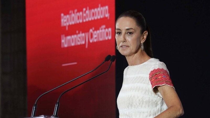 La filósofa española Adela Cortina pronuncia una conferencia en México