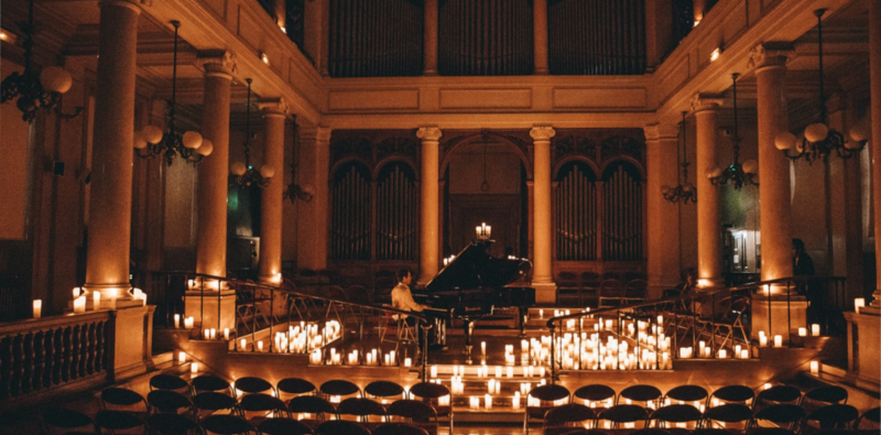 Un pianista toca en un auditorio vacío