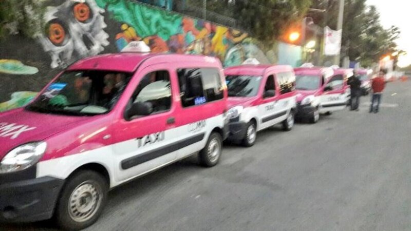 Taxis rosas en la Ciudad de México