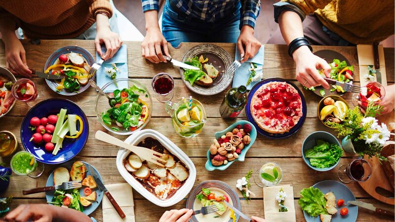 Una deliciosa comida compartida entre amigos