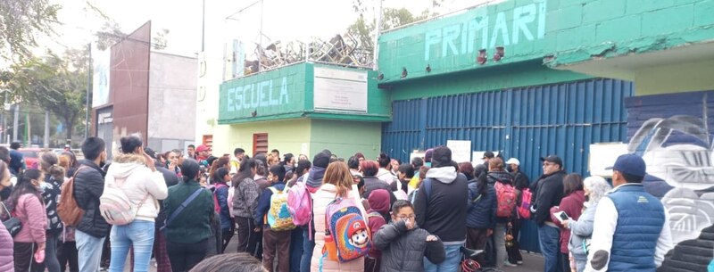 Padres de familia hacen fila para inscribir a sus hijos en una escuela primaria en México