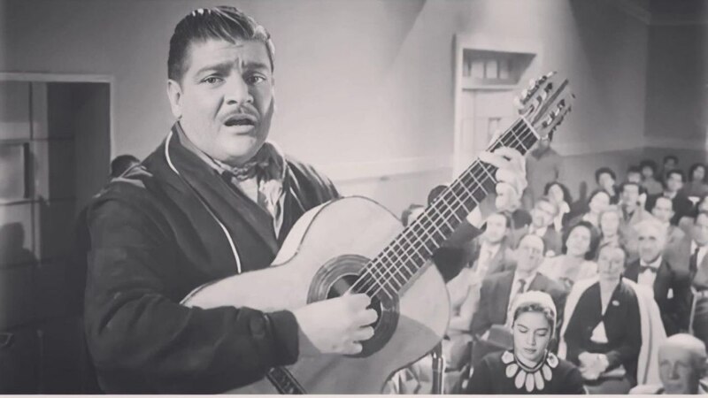Pedro Infante cantando en una película