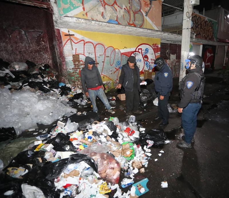 Policías revisan basura en busca de droga