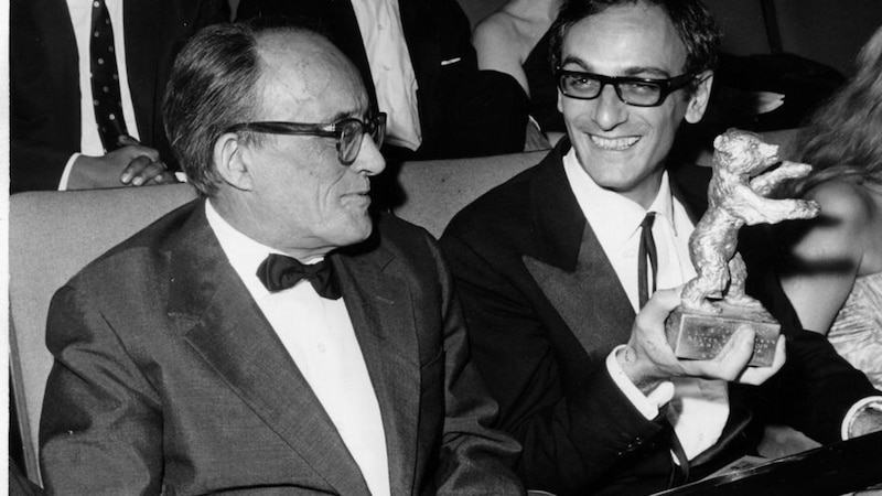 El director de cine Luis García Berlanga (derecha) muestra su Oso de Plata a la mejor dirección por la película El verdugo junto al productor José María Forqué (izquierda) en el Festival de Cine de Berlín de 1964.