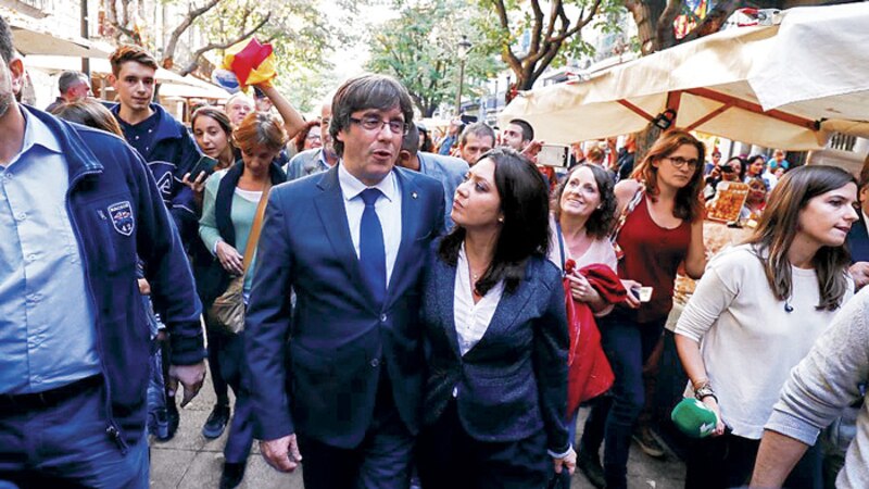El presidente Sánchez camina junto a la alcaldesa de Barcelona, Ada Colau, durante la manifestación del 1 de octubre de 2017 en Barcelona.