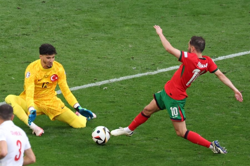 Cristiano Ronaldo anota un gol para Portugal contra Turquía