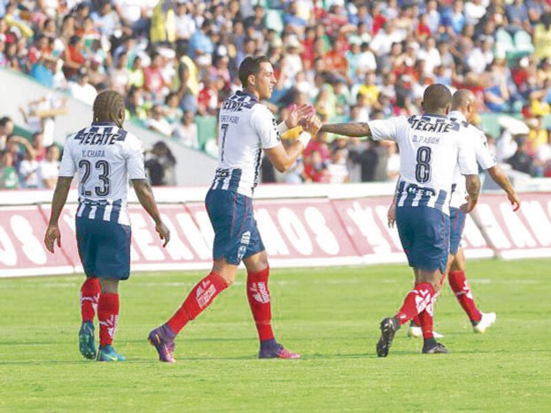 Jugadores de fútbol celebrando un gol