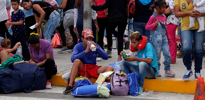 Migrantes centroamericanos esperan en la frontera de México para solicitar asilo en Estados Unidos