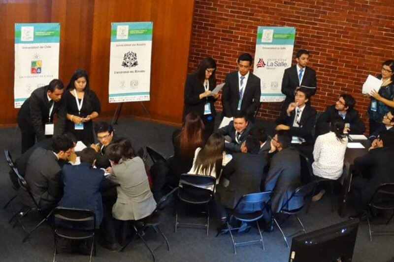 Estudiantes de la Universidad de La Salle en un debate sobre el cambio climático.