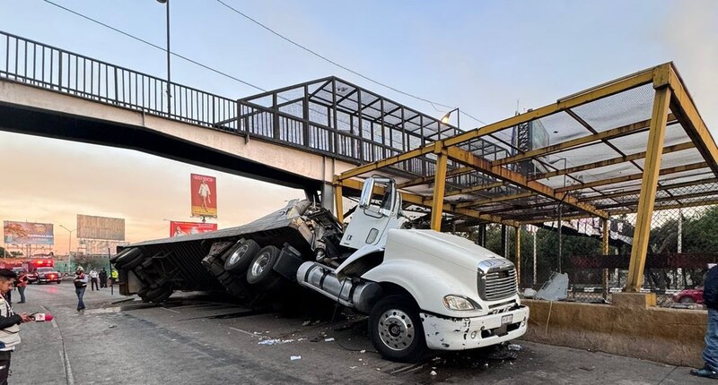 Camión choca contra puente en la Ciudad de México