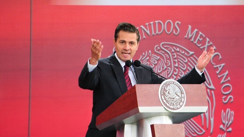 El presidente Enrique Peña Nieto da un discurso.