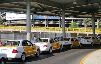 Mujeres taxistas del AICM denuncian entrega de concesiones ilegales