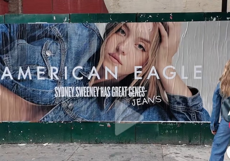 "genes" y "jeans" hacen un juego de palabras por su pronunciación igual en inglés. en la campaña más reciente de Sydney Sweeney con American Eagle.