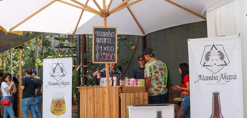 Cerveza artesanal en venta en un mercado al aire libre