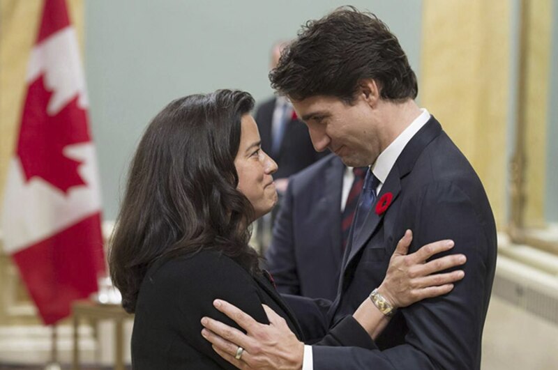 El primer ministro Justin Trudeau saluda a la gobernadora general Mary Simon