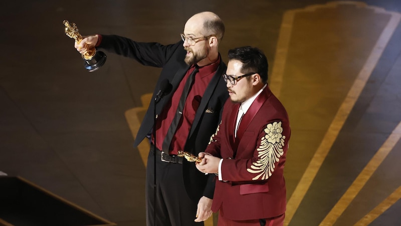 Los directores de "Everything Everywhere All at Once", Daniel Kwan y Daniel Scheinert, ganan el Oscar a la mejor dirección