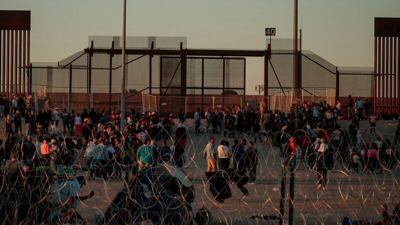 Migrantes esperan en la frontera de Estados Unidos