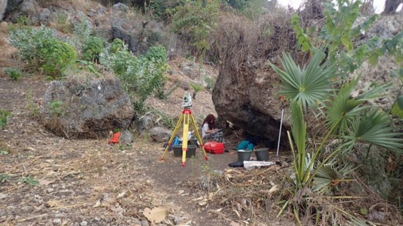 Arqueóloga trabajando en una cueva