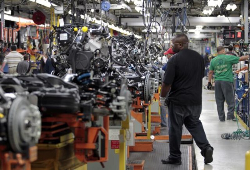 Línea de montaje de motores en una fábrica de automóviles