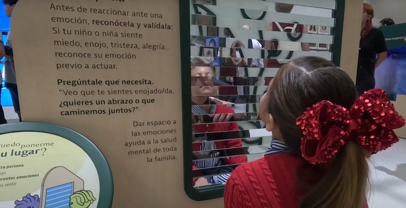 Grupo de niños interactuando con exhibiciones científicas en Universum.