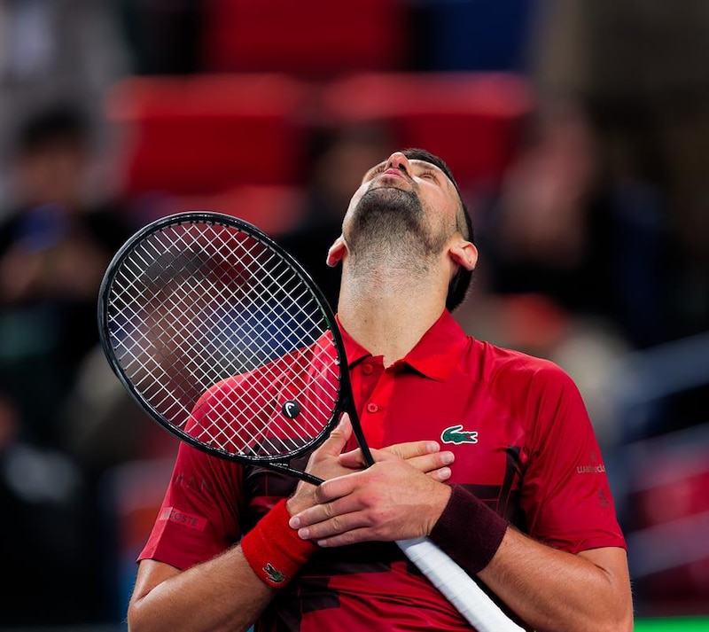 Djokovic celebra su victoria en el Abierto de Australia 2023