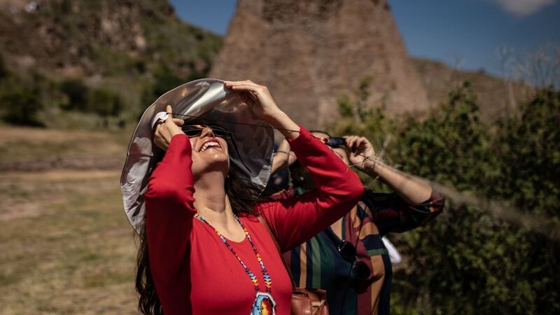 Mujeres mirando el sol con sombreros de ala ancha