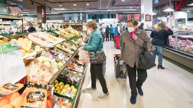 Mujeres comprando en el supermercado