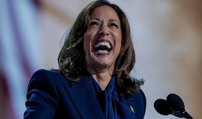 Kamala Harris, vicepresidenta de los Estados Unidos, se ríe durante un discurso.