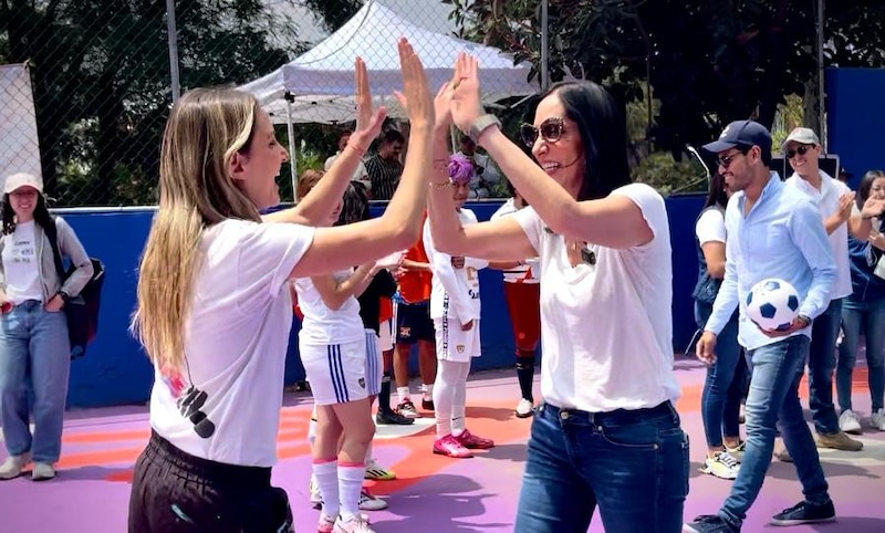 Jugadoras de fútbol celebrando