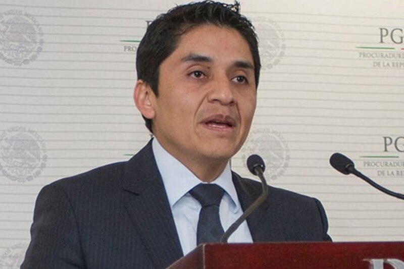 El procurador general de la República, Raúl Cervantes Andrade, habla en una conferencia de prensa.
