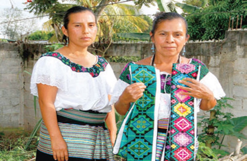 Mujeres indígenas tejiendo en telar de cintura