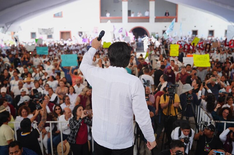 Un político da un discurso ante una multitud.
