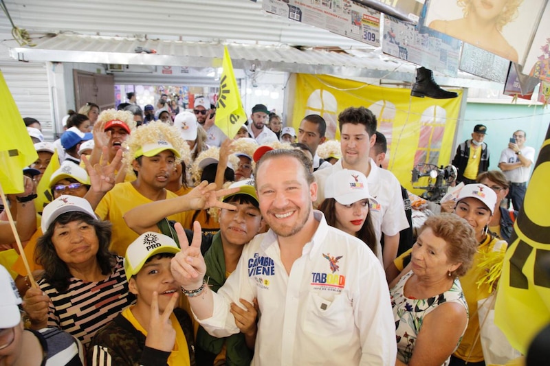 El candidato presidencial Andrés Manuel López Obrador saluda a sus seguidores durante un mitin en la Ciudad de México.