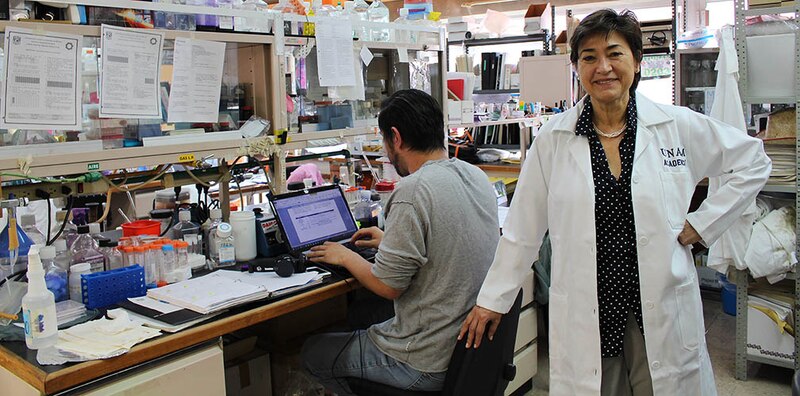 Investigadora en el laboratorio