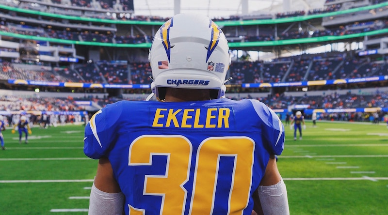 El jugador de fútbol americano Austin Ekeler de Los Angeles Chargers