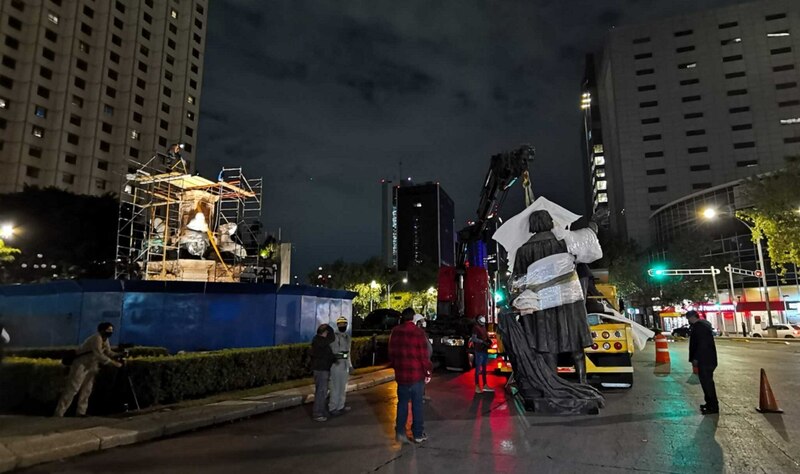 Retiran la estatua de Cristóbal Colón de Paseo de la Reforma