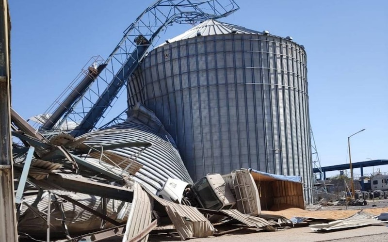 Silo de granos colapsado