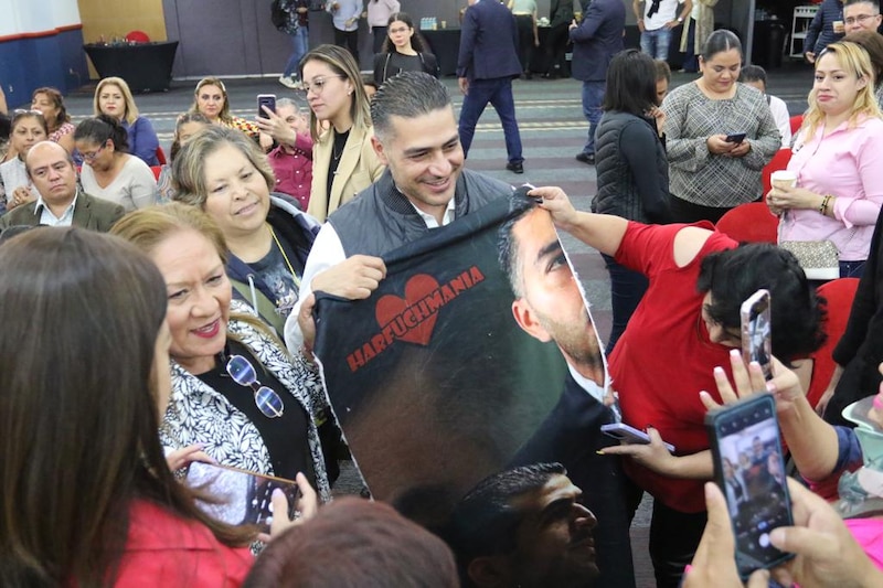 ¡El cantante de música regional mexicana, Harfuch, es recibido por sus fans!