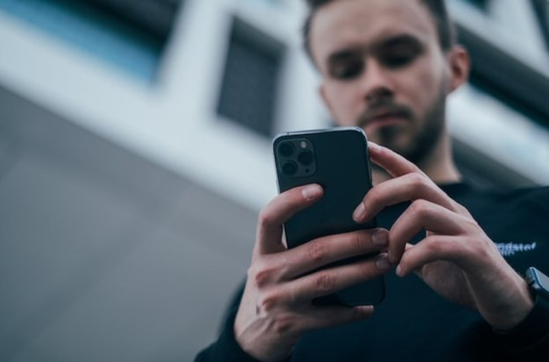 Un hombre joven usando su teléfono inteligente