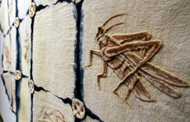 Saltamontes bordados en tela