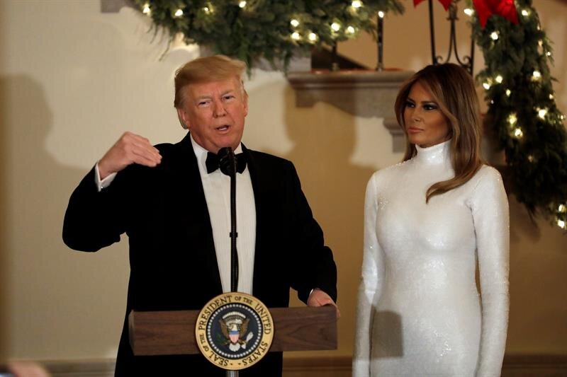 El presidente Donald Trump y la primera dama Melania Trump asisten a una recepción navideña en la Casa Blanca
