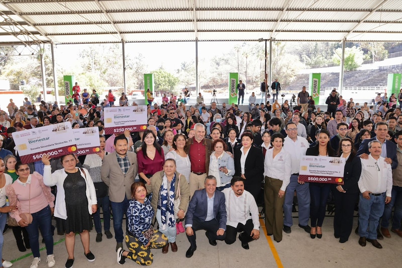 Entrega de apoyos a escuelas de educación básica en Chiapas