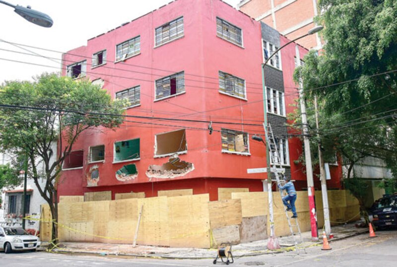 Edificio dañado por el terremoto en México