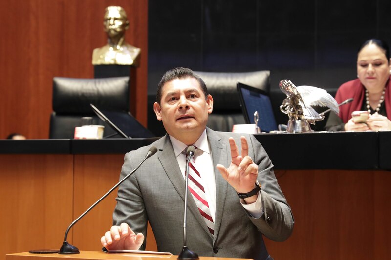 Diputado mexicano da un discurso en el Congreso