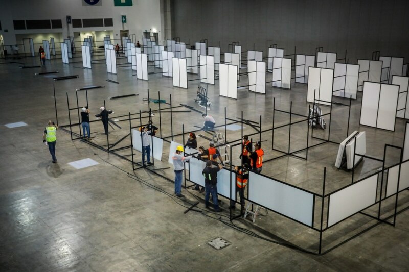 Trabajadores construyendo un hospital de campaña