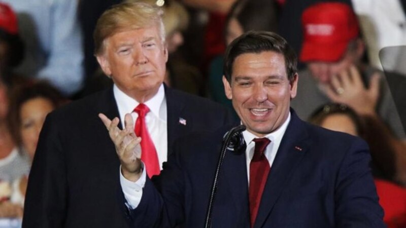 El presidente Trump y el gobernador DeSantis hablan en un mitin en Florida