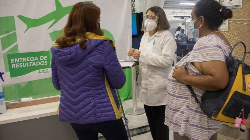 Mujer embarazada se realiza una prueba de COVID-19
