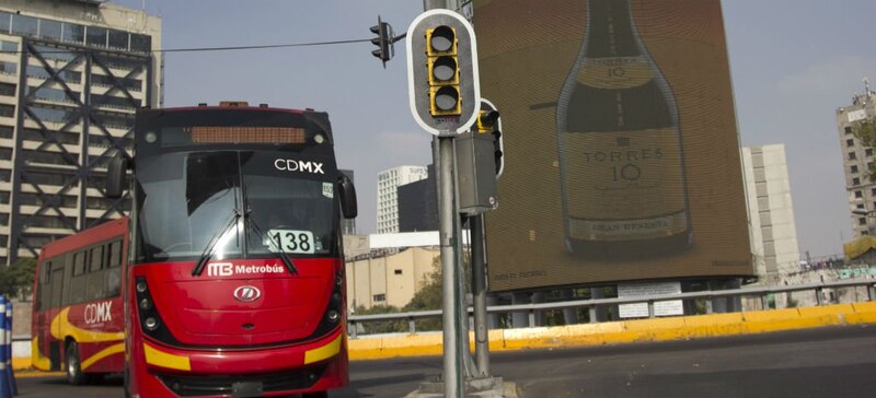 Autobús rojo y semáforo en la Ciudad de México