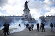Protestas masivas en Francia dejan 400 detenidos, incendios y saqueos; Macron promete sanciones