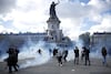 Protestas masivas en Francia dejan 400 detenidos, incendios y saqueos; Macron promete sanciones